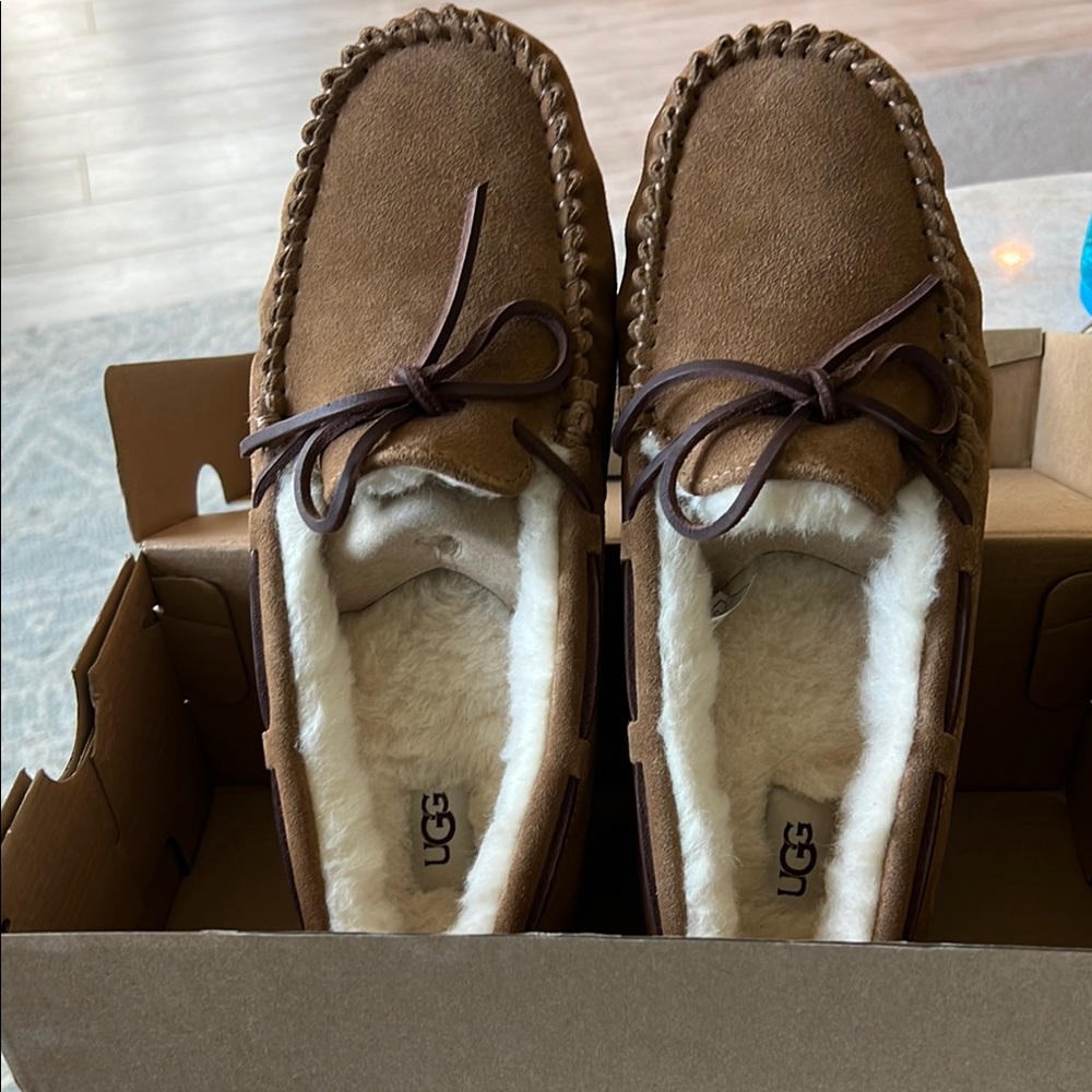 UGG Women’s Dakota Slipper NWT